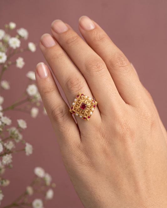 Yellow Gold Ring with Rubies and Bahraini Pearl