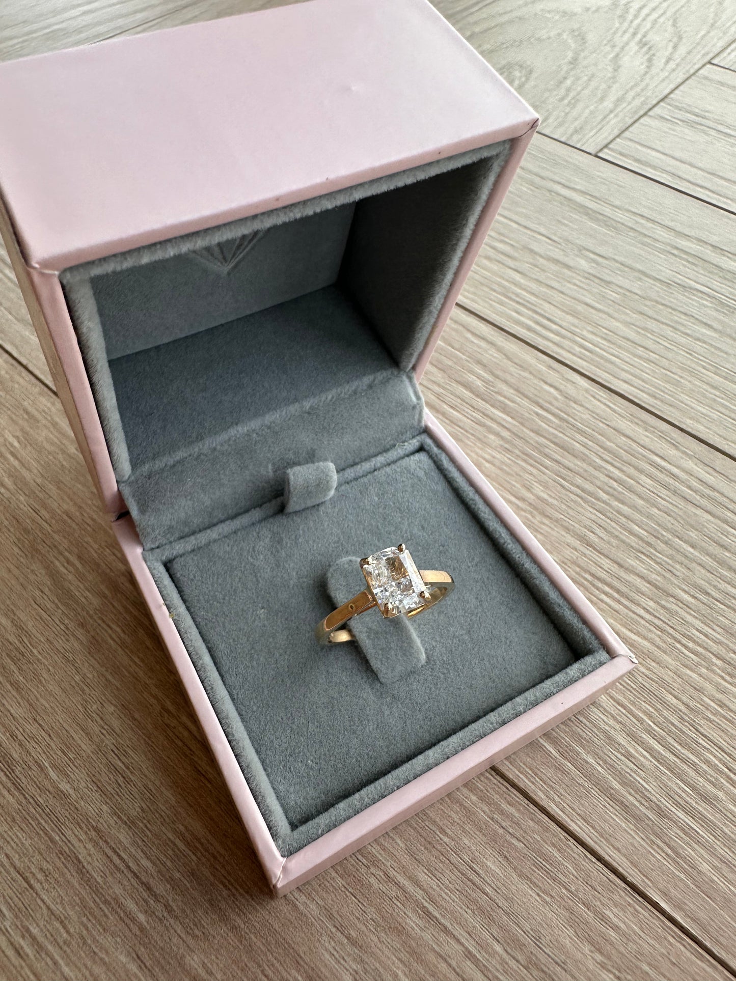 18k Crushed ice solitaire Ring