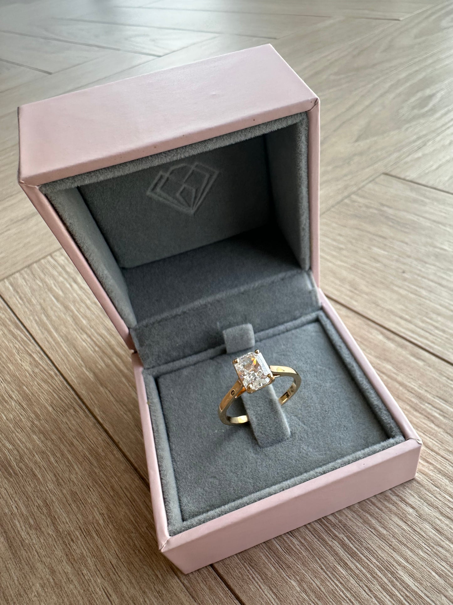 18k Crushed ice solitaire Ring