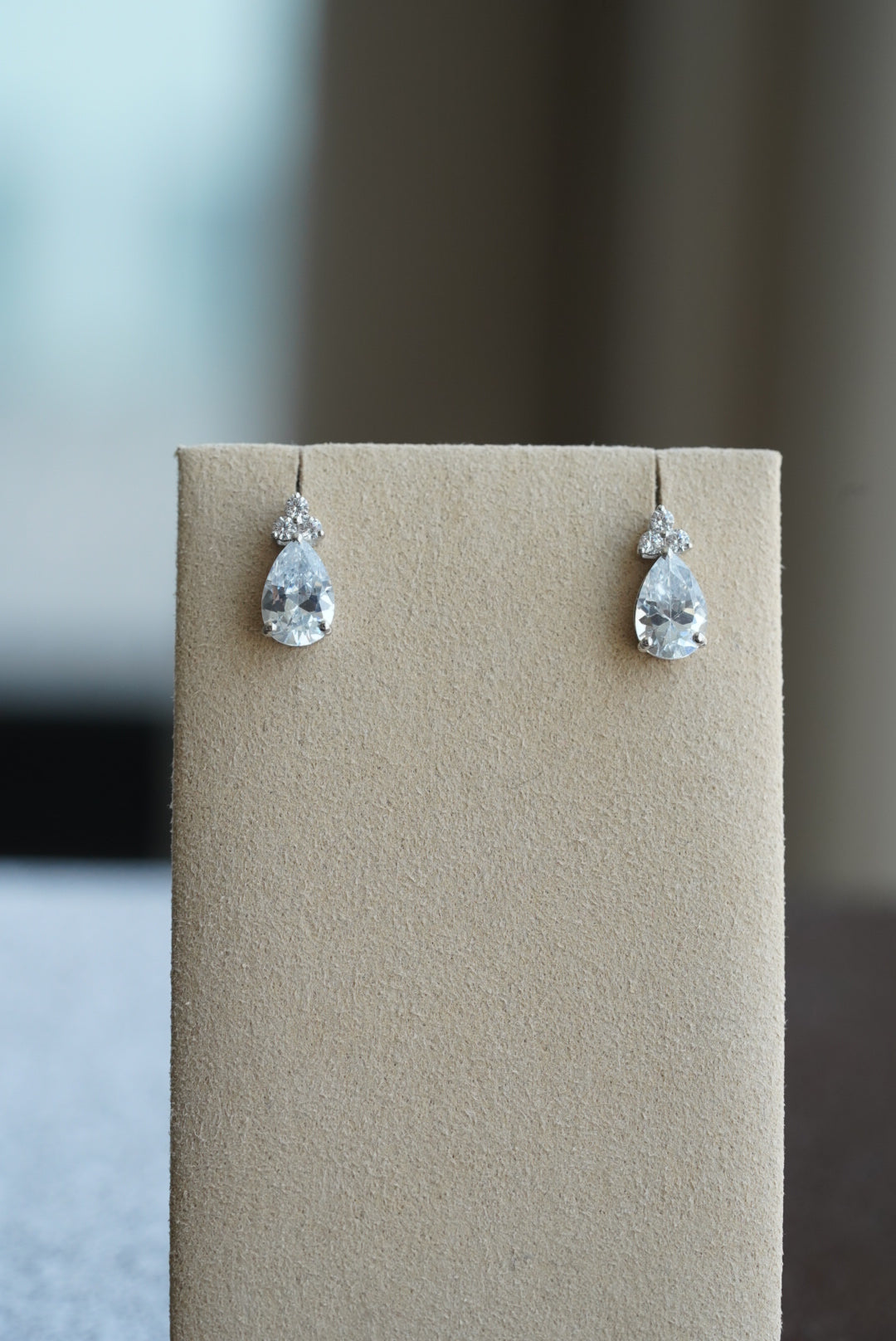 18k Earrings - Pear Stud