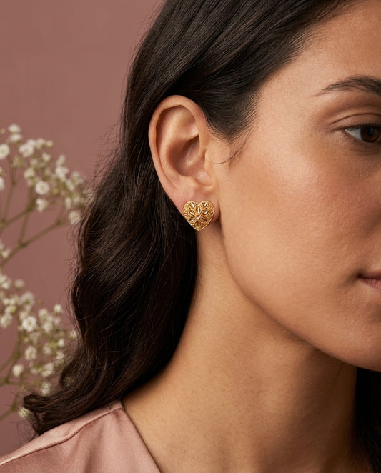 Filigree Heart Stud Earrings in Yellow Gold