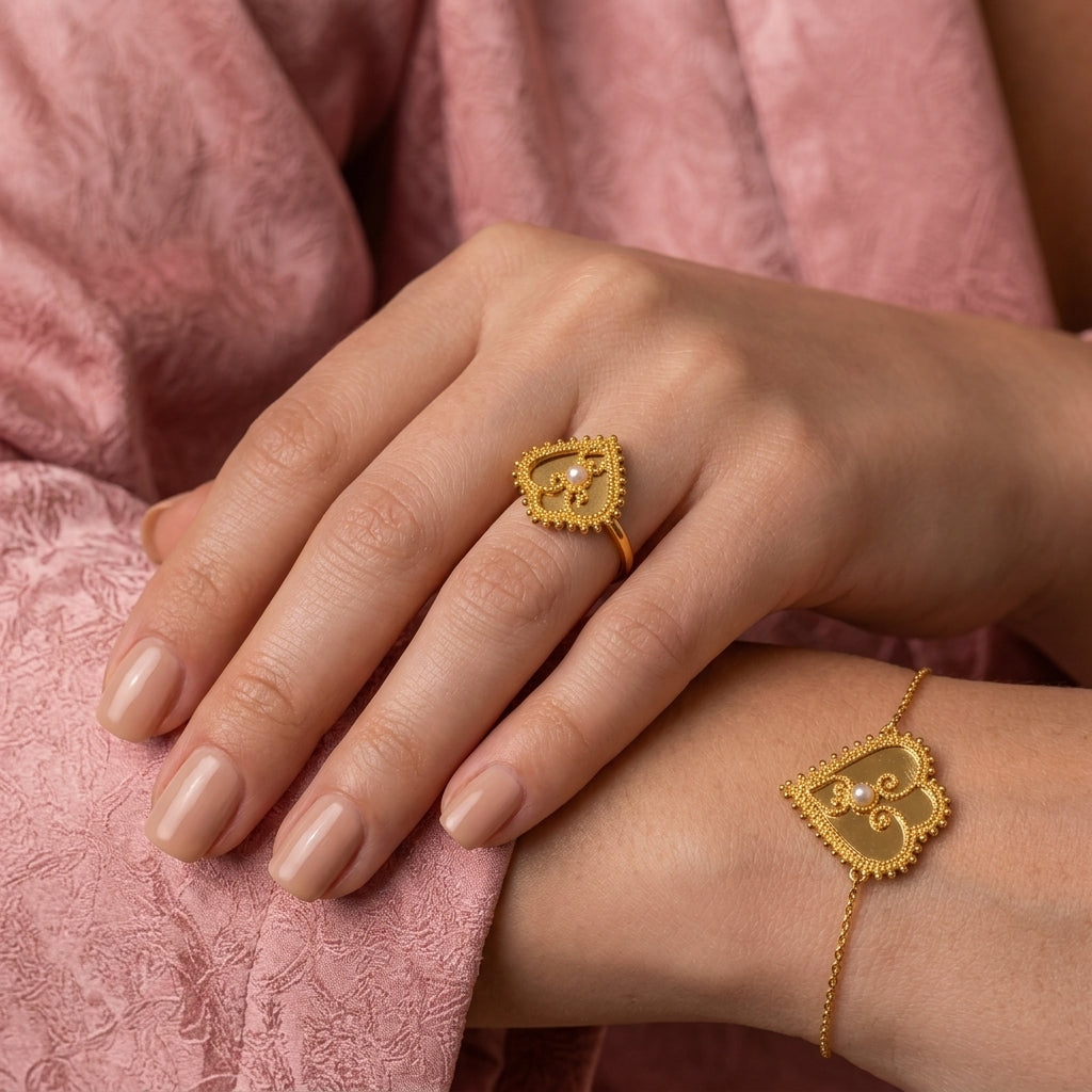Yellow gold heart jewellery with a round Bahraini pearl cabochon