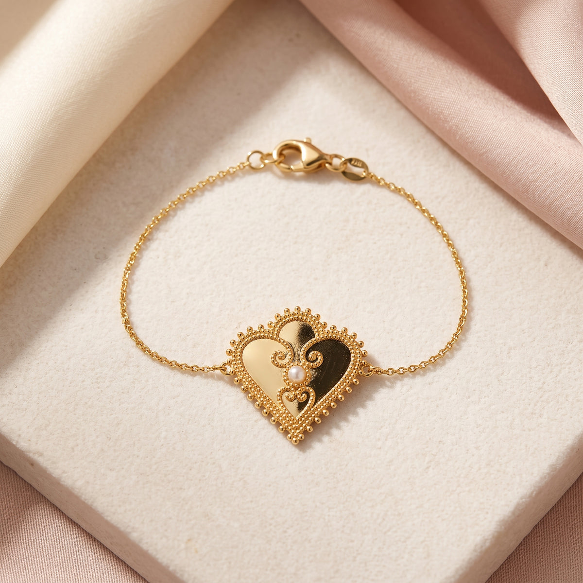 Yellow Gold Heart Bracelet with Round Bahraini Pearl Cabochon, product photo 1