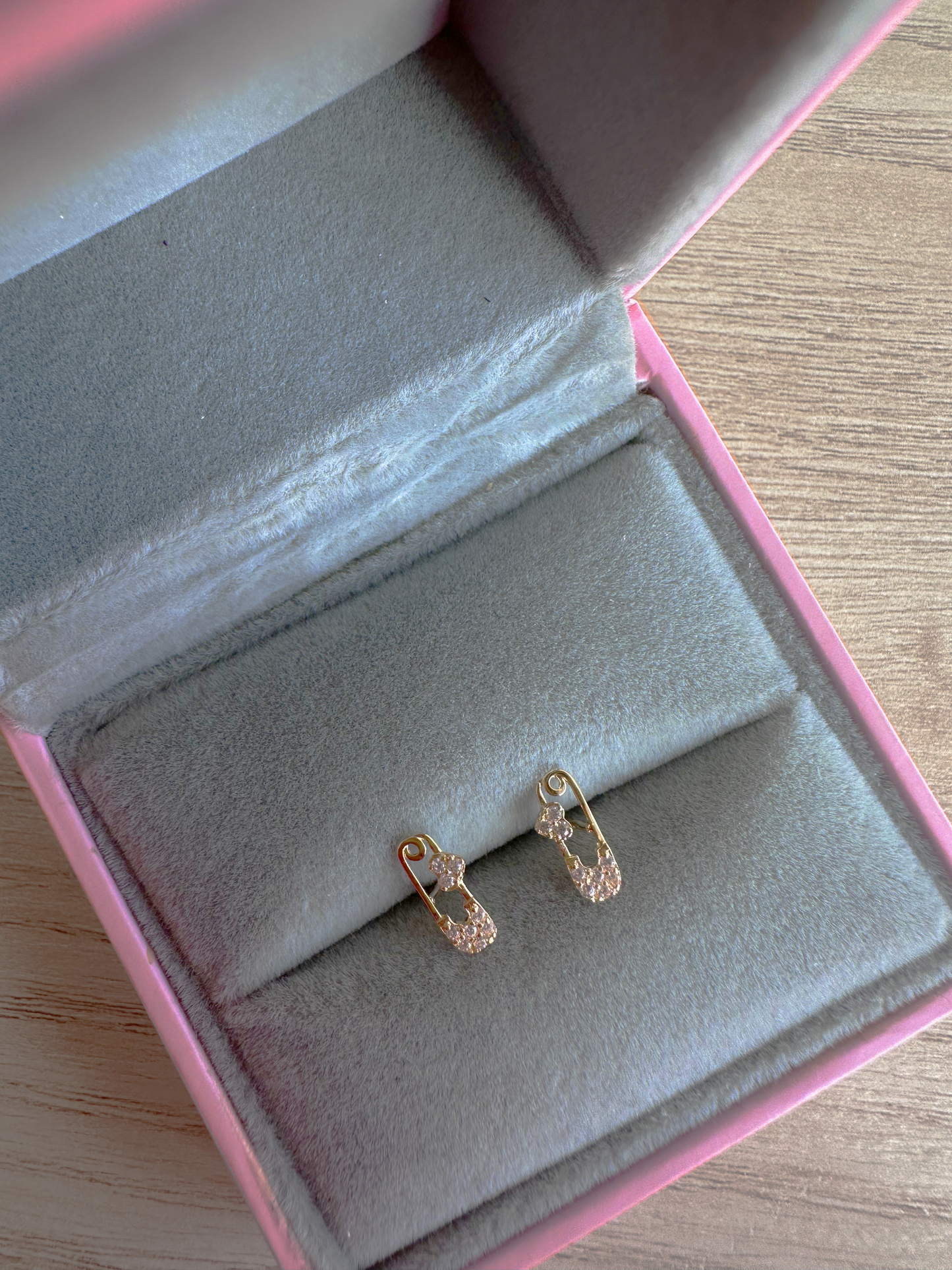 18k Earrings - Love pin